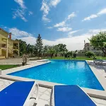 Hundefreundliches Paradies Mit Pool, Spielplatz, Grillbereich, Privater Terrasse