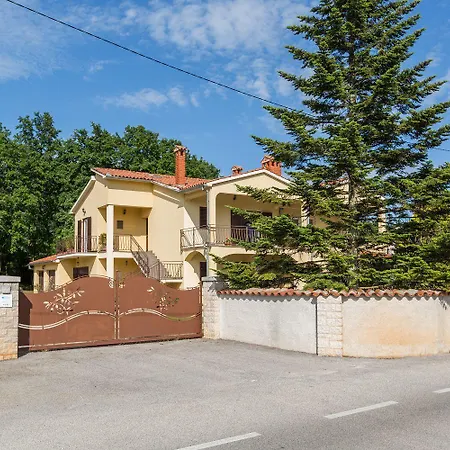 Hundefreundliches Paradies Mit Pool, Spielplatz, Grillbereich, Privater Terrasse * Radmani