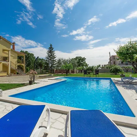 Hundefreundliches Paradies Mit Pool, Spielplatz, Grillbereich, Privater Terrasse
